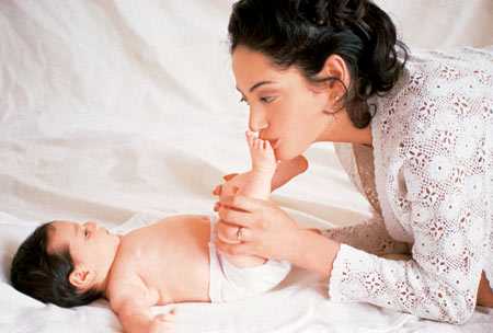 母亲发烧时，母乳喂养是否合适？